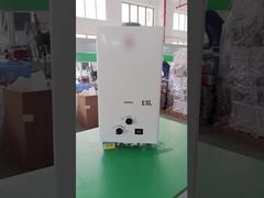 視聴：モダンな家庭向けの、エレガントな黒色ディスプレイとノブを備えた13L給湯器の展示